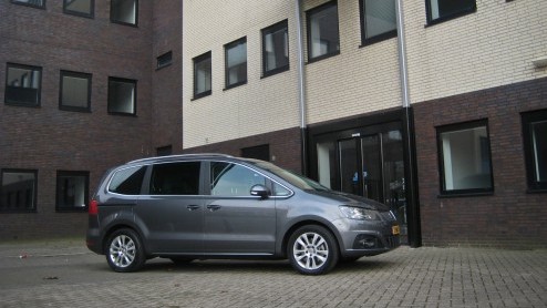 Goed nieuws voor grote gezinnen of grootverbruikers; de maxi-MPV wordt niet vergeten. Seat (en Volkswagen) komt - na lang wachten - met een nieuwe Alhambra voor de dag. Een weekje sturen in de Alhambr