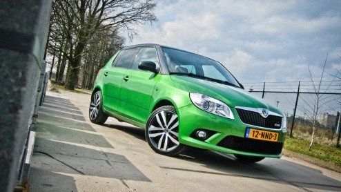 Skoda associren we tegenwoordig met veel ruimte voor weinig geld. Het succes van de Fabia Combi en Superb liegt er immers niet om. De Fabia RS streeft echter het credo een heleboel snelheid voor ee