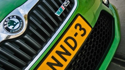Skoda associren we tegenwoordig met veel ruimte voor weinig geld. Het succes van de Fabia Combi en Superb liegt er immers niet om. De Fabia RS streeft echter het credo een heleboel snelheid voor ee