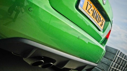 Skoda associren we tegenwoordig met veel ruimte voor weinig geld. Het succes van de Fabia Combi en Superb liegt er immers niet om. De Fabia RS streeft echter het credo een heleboel snelheid voor ee