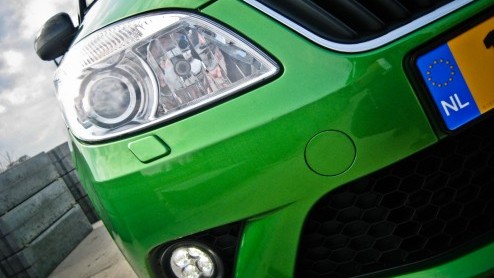 Skoda associren we tegenwoordig met veel ruimte voor weinig geld. Het succes van de Fabia Combi en Superb liegt er immers niet om. De Fabia RS streeft echter het credo een heleboel snelheid voor ee