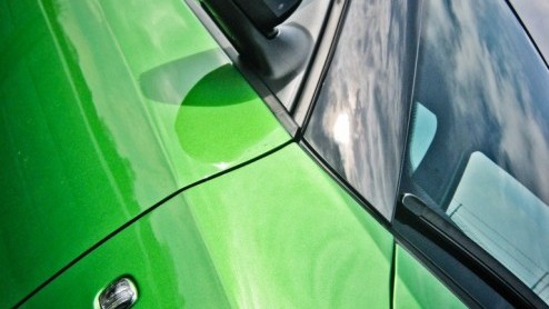 Skoda associren we tegenwoordig met veel ruimte voor weinig geld. Het succes van de Fabia Combi en Superb liegt er immers niet om. De Fabia RS streeft echter het credo een heleboel snelheid voor ee