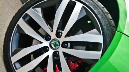 Skoda associren we tegenwoordig met veel ruimte voor weinig geld. Het succes van de Fabia Combi en Superb liegt er immers niet om. De Fabia RS streeft echter het credo een heleboel snelheid voor ee