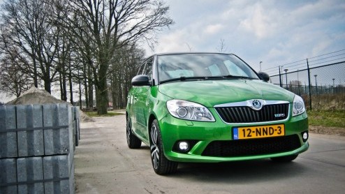 Skoda associren we tegenwoordig met veel ruimte voor weinig geld. Het succes van de Fabia Combi en Superb liegt er immers niet om. De Fabia RS streeft echter het credo een heleboel snelheid voor ee