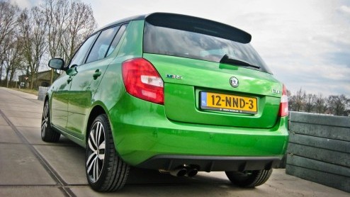 Skoda associren we tegenwoordig met veel ruimte voor weinig geld. Het succes van de Fabia Combi en Superb liegt er immers niet om. De Fabia RS streeft echter het credo een heleboel snelheid voor ee
