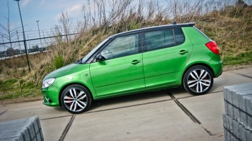 Skoda associren we tegenwoordig met veel ruimte voor weinig geld. Het succes van de Fabia Combi en Superb liegt er immers niet om. De Fabia RS streeft echter het credo een heleboel snelheid voor ee