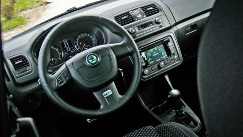 Skoda associren we tegenwoordig met veel ruimte voor weinig geld. Het succes van de Fabia Combi en Superb liegt er immers niet om. De Fabia RS streeft echter het credo een heleboel snelheid voor ee