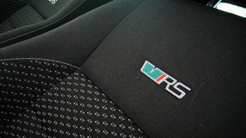 Skoda associren we tegenwoordig met veel ruimte voor weinig geld. Het succes van de Fabia Combi en Superb liegt er immers niet om. De Fabia RS streeft echter het credo een heleboel snelheid voor ee