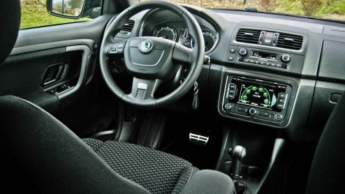 Skoda associren we tegenwoordig met veel ruimte voor weinig geld. Het succes van de Fabia Combi en Superb liegt er immers niet om. De Fabia RS streeft echter het credo een heleboel snelheid voor ee