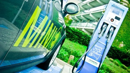 Hij staat niet in de showrooms maar bestaat wel degelijk; de elektrische Mini. Met een kleine vloot Mini Es proeft het merk alvast voor aan de levensvatbaarheid en bruikbaarheid van elektrische aandr