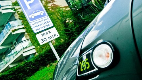 Hij staat niet in de showrooms maar bestaat wel degelijk; de elektrische Mini. Met een kleine vloot Mini Es proeft het merk alvast voor aan de levensvatbaarheid en bruikbaarheid van elektrische aandr
