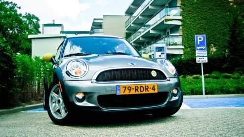 Hij staat niet in de showrooms maar bestaat wel degelijk; de elektrische Mini. Met een kleine vloot Mini Es proeft het merk alvast voor aan de levensvatbaarheid en bruikbaarheid van elektrische aandr