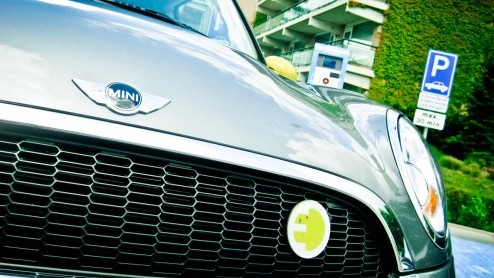 Hij staat niet in de showrooms maar bestaat wel degelijk; de elektrische Mini. Met een kleine vloot Mini Es proeft het merk alvast voor aan de levensvatbaarheid en bruikbaarheid van elektrische aandr