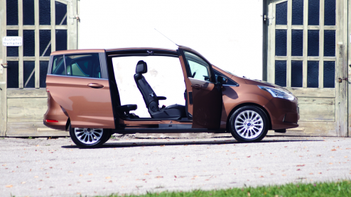 Ford weet wel hoe ze lekker rijdende en ruime MPVs moeten maken. Na de Galaxy, S-MAX en C-MAX is het nu tijd om er een kleintje bij te roepen, de B-MAX. Met onder andere een zuinige driecilinder Ec