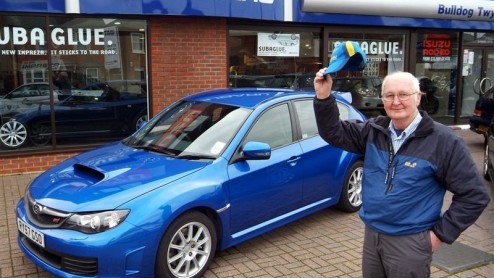 Als je een Subaru Impreza WRX STI ziet rijden, zul je niet verwachten dat een 77-jarige bestuurder een dergelijke auto daar in rijdt. Toch is dat geen utopie, want in Engeland kocht ene Ron Billingham