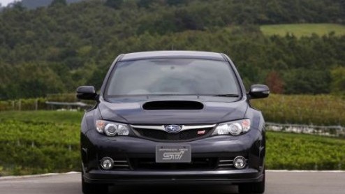 Daar is ie dan. De langverwachte Subaru Impreza WRX in STi uitmonstering. Het merk maakte de auto officieel bekend op de Tokyo Motor Show. De Japanners hebben zich flink uitgeleefd en de Impreza omget