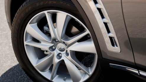 Infiniti geeft de FX een kleine opfrisser. Vooral de neus van de grote SUV is hierbij aangepakt. De officile presentatie vindt plaats op Pebble Beach Concours d'Elegance. Helaas vindt deze '2012 FX' 