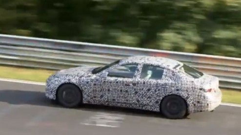 Infiniti werkt aan een nieuwe generatie van de G-modellijn en is er al flink mee aan het testen op de befaamde Nurburgring in Duitsland. Over een jaar staat hij in de Nederlandse showrooms en kan hij