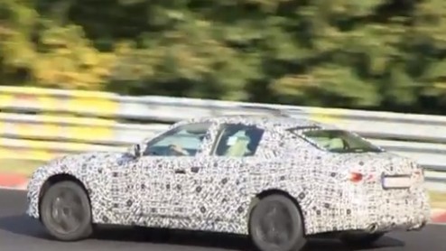 Infiniti werkt aan een nieuwe generatie van de G-modellijn en is er al flink mee aan het testen op de befaamde Nurburgring in Duitsland. Over een jaar staat hij in de Nederlandse showrooms en kan hij