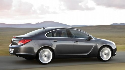 De Opel Insignia is (bijna) een feit! De langverwachte Vectra-opvolger beleeft zijn debuut op 22 juli tijdens de London Motor Show. Met een nieuwe naam, een nieuwe krachtige maar elegante belijning en