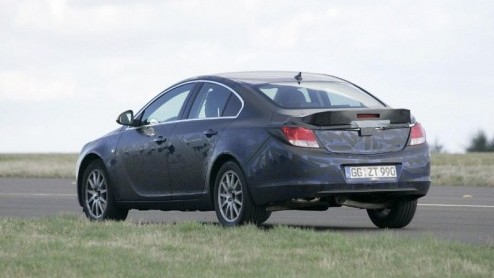 De Opel Insignia is onlangs weer op de Duitse wegen gespot. Deze verwachtingsvolle opvolger van de Vectra maakt dit jaar zijn debuut, maar voorlopig moeten we het spionagemateriaal en teasers doen.
