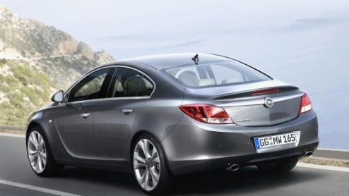De Opel Insignia is (bijna) een feit! De langverwachte Vectra-opvolger beleeft zijn debuut op 22 juli tijdens de London Motor Show. Met een nieuwe naam, een nieuwe krachtige maar elegante belijning en