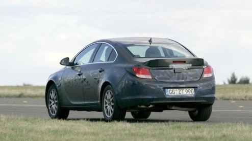 De Opel Insignia is onlangs weer op de Duitse wegen gespot. Deze verwachtingsvolle opvolger van de Vectra maakt dit jaar zijn debuut, maar voorlopig moeten we het spionagemateriaal en teasers doen.