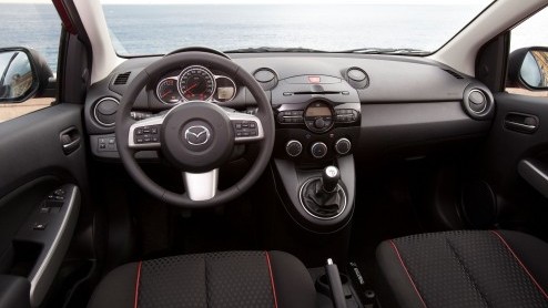 Belastingvrije auto's schieten als paddenstoelen uit de grond. Een blik op de verkoopstatistieken leert dat die modellen ook gretig aftrek vinden in de showroom. Mazda wilt een graantje meepikken met