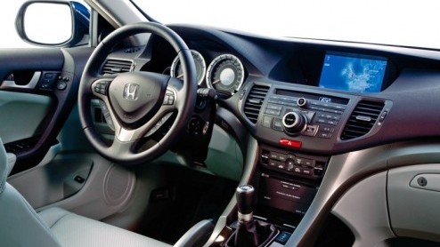 Vandaag de eerste officile fotos van de Honda Accord! De Japanners hadden ons al met een teaser verblijd, maar nu kunnen we de auto in vol ornaat laten zien. Naast de sedan zullen we ook de Tourer w
