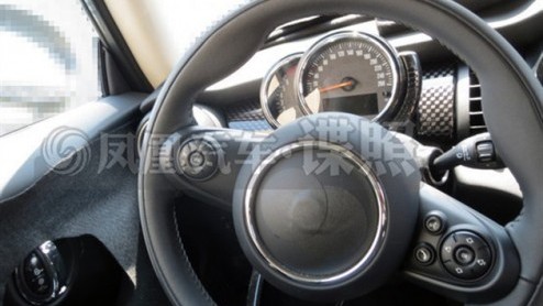 Over enkele weken onthult Mini op de IAA in Frankfurt de nieuwste generatie van hatchback. Spionagefotos van het exterieur zijn al regelmatig de revue gepasseerd, nu is ook het interieur vastgelegd.
