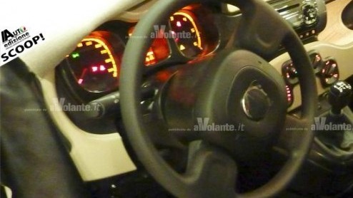 Op internet zijn de eerste tekeningen van de gloednieuwe Fiat Panda beland, die pas volgend jaar zijn debuut zal gaan maken. De familieband met de kleinere 500 is in ieder geval duidelijk zichtbaar.
