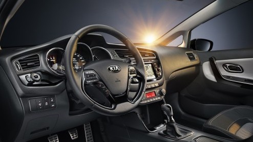Kia kon niet langer wachten op de officile presentatie van de nieuwe Ceed en heeft daarom nieuwe beelden vrijgegeven. Ook van het interieur.