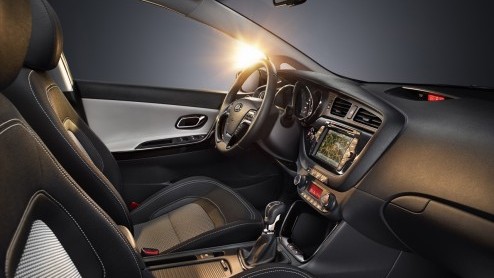 Kia kon niet langer wachten op de officile presentatie van de nieuwe Ceed en heeft daarom nieuwe beelden vrijgegeven. Ook van het interieur.
