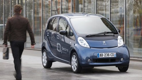 In navolging van de Citroen C-Zero is nu ook de Peugeot iOn in prijs verlaagd. Voortaan is de elektrische stadsauto leverbaar vanaf 29.395 euro.
