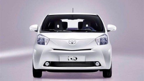 Vandaag is de vernieuwende compacte Toyota geintroduceerd. De iQ is een slim ontworpen stadsauto die met een lengte van net geen drie meter toch plaats biedt aan drie personen plus een kind of bagage.