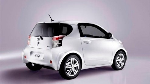 Vandaag is de vernieuwende compacte Toyota geintroduceerd. De iQ is een slim ontworpen stadsauto die met een lengte van net geen drie meter toch plaats biedt aan drie personen plus een kind of bagage.