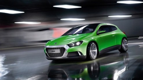 In de jaren 70 boekte Volkswagen groot succes met de Scirocco. Na 2 generaties verdween deze sportieve Duitser van het toneel en nam de Corrado het stokje over. Nu, decennia later, slaat Volkswagen te