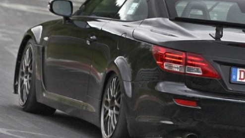 Lexus houdt de IS springlevend, en hoe! Op de Nurburgring is onlangs de IS-F met inklapbare hardtop gesignaleerd. Kijk, zo kunnen we met de wind in de haren nog meer van die V8 genieten!