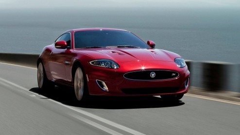 Ook de Jaguar XK ontkomt niet aan de vernieuwingsdrift van de Britten. De XK Coupe en Convertible zijn subtiel bijgewerkt aan de tand des tijds waarbij de opgefriste neus meteen in het oog springt.
