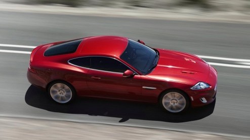 Ook de Jaguar XK ontkomt niet aan de vernieuwingsdrift van de Britten. De XK Coupe en Convertible zijn subtiel bijgewerkt aan de tand des tijds waarbij de opgefriste neus meteen in het oog springt.