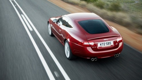 Ook de Jaguar XK ontkomt niet aan de vernieuwingsdrift van de Britten. De XK Coupe en Convertible zijn subtiel bijgewerkt aan de tand des tijds waarbij de opgefriste neus meteen in het oog springt.