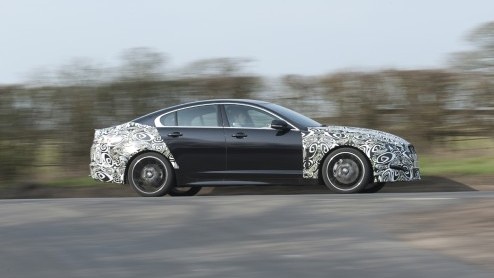 Volgens topman Adrian Hallmark is Jaguar de afgelopen jaren de aansluiting met BMW en Mercedes verloren. Meer dan helft van de 5-serie en E-klasse verlaat de fabriekspoort met een viercilinder. Jaguar