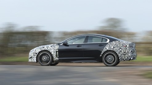 Volgens topman Adrian Hallmark is Jaguar de afgelopen jaren de aansluiting met BMW en Mercedes verloren. Meer dan helft van de 5-serie en E-klasse verlaat de fabriekspoort met een viercilinder. Jaguar