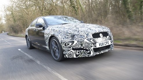 Volgens topman Adrian Hallmark is Jaguar de afgelopen jaren de aansluiting met BMW en Mercedes verloren. Meer dan helft van de 5-serie en E-klasse verlaat de fabriekspoort met een viercilinder. Jaguar