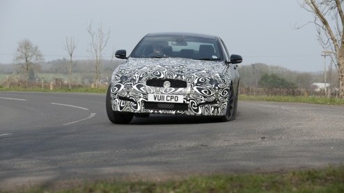 Volgens topman Adrian Hallmark is Jaguar de afgelopen jaren de aansluiting met BMW en Mercedes verloren. Meer dan helft van de 5-serie en E-klasse verlaat de fabriekspoort met een viercilinder. Jaguar