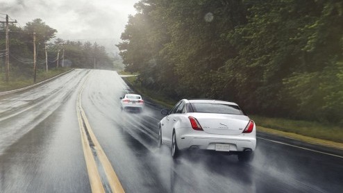 Met ingang van het nieuwe modeljaar levert Jaguar de XF en XJ desgewenst ook met vierwielaandrijving. De AWD-modellen worden exclusief gekoppeld aan de nieuw ontwikkelde 3.0 liter Supercharged zescili