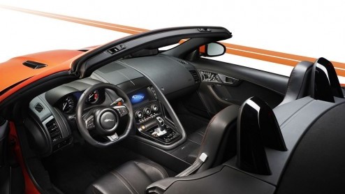 Sneeuwbuien of niet, vanaf komend voorjaar arriveert de nieuwe Jaguar F-Type bij de dealer. De sportieve tweezitter met V6 of V8 staat dan in de boeken vanaf net geen 90 mille.