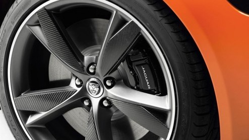 Sneeuwbuien of niet, vanaf komend voorjaar arriveert de nieuwe Jaguar F-Type bij de dealer. De sportieve tweezitter met V6 of V8 staat dan in de boeken vanaf net geen 90 mille.