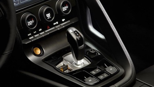 Sneeuwbuien of niet, vanaf komend voorjaar arriveert de nieuwe Jaguar F-Type bij de dealer. De sportieve tweezitter met V6 of V8 staat dan in de boeken vanaf net geen 90 mille.