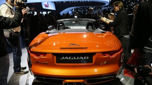 Sneeuwbuien of niet, vanaf komend voorjaar arriveert de nieuwe Jaguar F-Type bij de dealer. De sportieve tweezitter met V6 of V8 staat dan in de boeken vanaf net geen 90 mille.